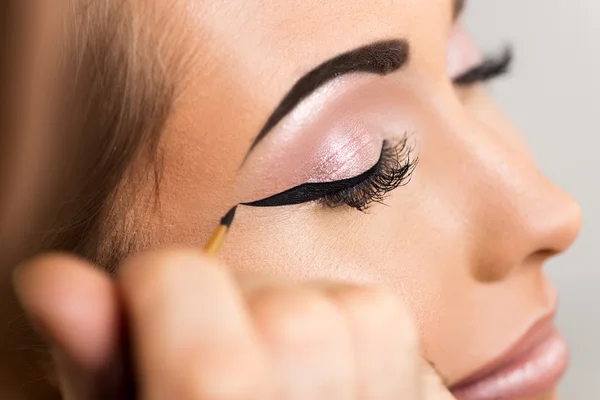 Primer plano de un delineador de ojos perfecto — Foto de Stock