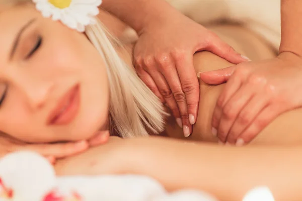 Nahaufnahme einer Rückenmassage — Stockfoto