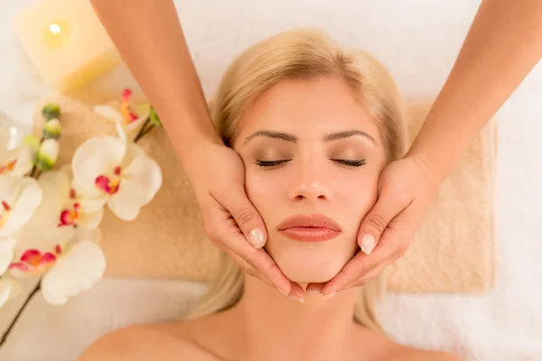 Primer plano de un masaje facial — Foto de Stock