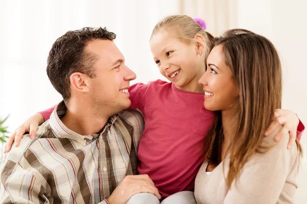 Familia feliz en casa — Foto de Stock