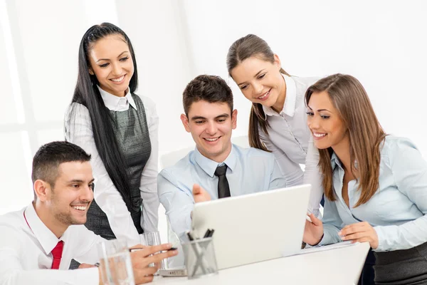 Giovane team aziendale in ufficio — Foto Stock