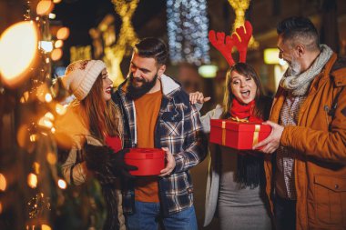 Bir grup neşeli genç arkadaşın Xmas hediyeleriyle dışarı çıkıp eğlendiği bir gece..