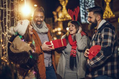 Bir grup neşeli genç arkadaşın Xmas hediyeleriyle dışarı çıkıp eğlendiği bir gece..