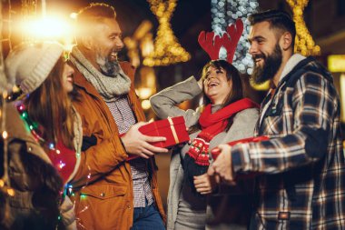 Bir grup neşeli genç arkadaşın Xmas hediyeleriyle dışarı çıkıp eğlendiği bir gece..