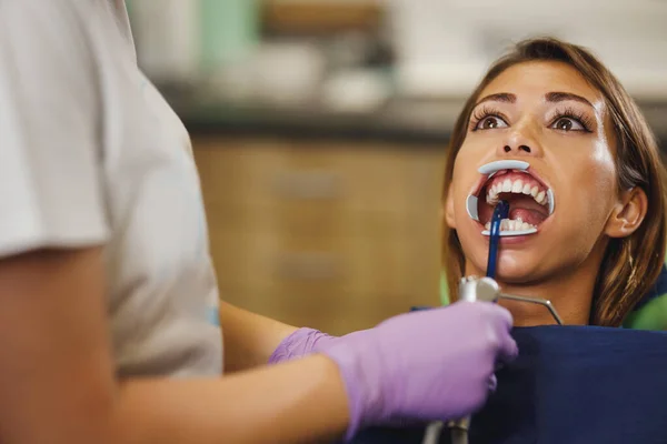 Strzał Pięknej Młodej Kobiety Jest Dentysty Siedzi Fotelu Dentystycznym Dentysta — Zdjęcie stockowe
