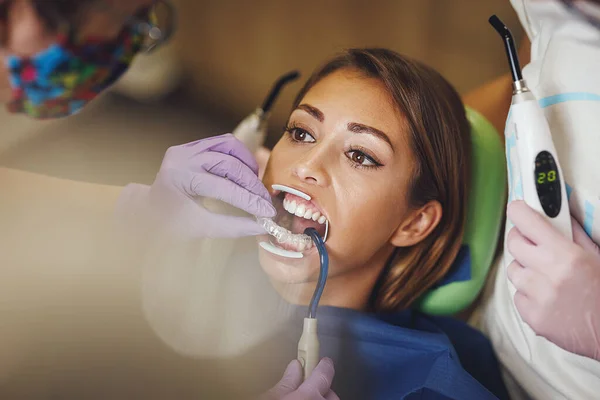 美しい若い女性のショットは 歯科医です 歯医者の椅子に座り歯の上に歯を食いしばり — ストック写真