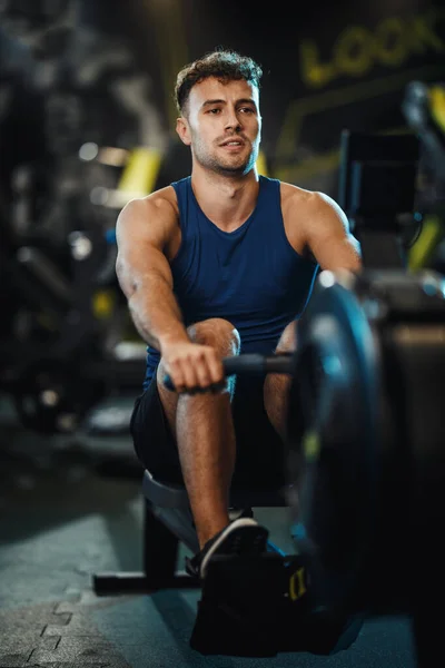 Ung Muskulös Man Drar Radmaskinen Crossfit Träning Gymmet — Stockfoto