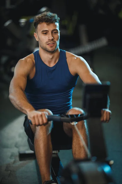 Joven Musculoso Está Tirando Máquina Fila Entrenamiento Crossfit Gimnasio —  Fotos de Stock