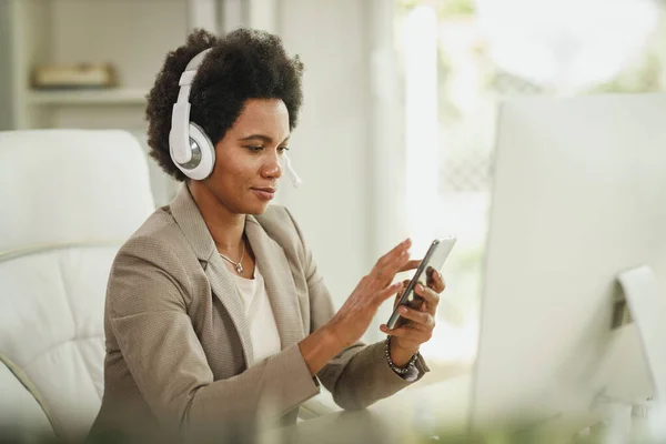 Skjuten Afrikansk Affärskvinna Som Bär Headset Och Använder Smartphone När — Stockfoto