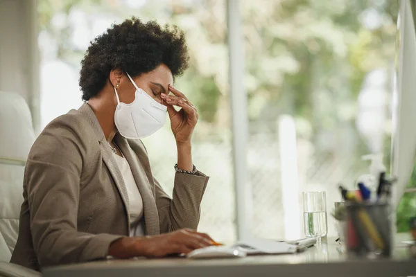 Skjuten Stressad Afrikansk Affärskvinna Med Skyddande N95 Mask Som Sitter — Stockfoto