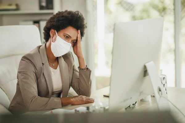 Skjuten Orolig Afrikansk Affärskvinna Med Skyddande N95 Mask Sitter Ensam — Stockfoto