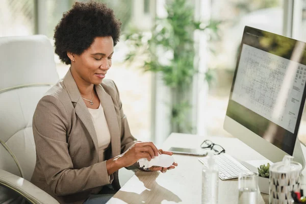 Fotografía Una Atractiva Empresaria Africana Sentada Sola Oficina Usando Gel — Foto de Stock