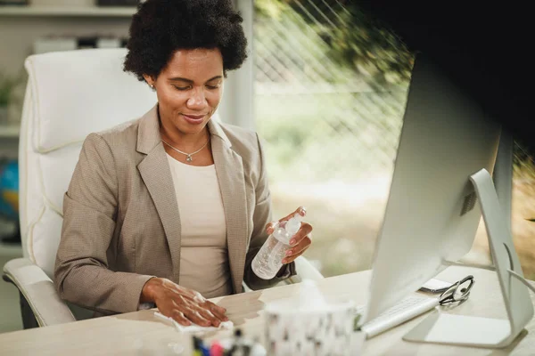 Inyección Una Atractiva Empresaria Africana Sentada Sola Usando Gel Antiséptico — Foto de Stock