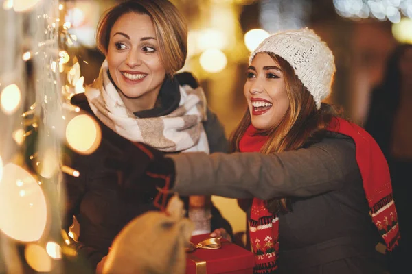 Alegres Duas Jovens Mulheres Estão Divertindo Rua Cidade Noite Natal — Fotografia de Stock