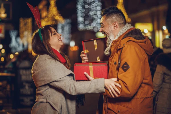 Tourné Une Fille Attrayante Regardant Excité Après Avoir Reçu Cadeau — Photo