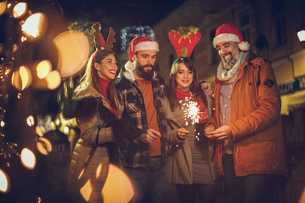 Bir Grup Neşeli Genç Arkadaşın Akşamları Dışarıda Havai Fişeklerle Eğlenmesi — Stok fotoğraf