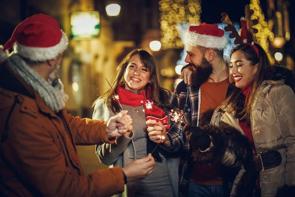 Bir grup neşeli genç arkadaşın akşamları dışarıda havai fişeklerle eğlenmesi..