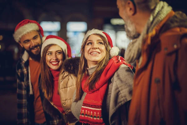 Tiro Grupo Alegres Jóvenes Amigos Con Regalos Navidad Divirtiéndose Una — Foto de Stock