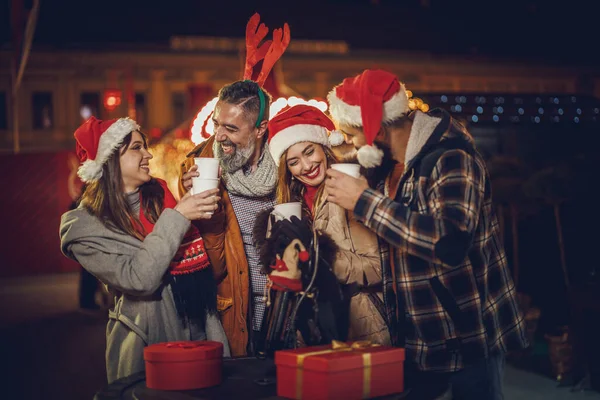 Tiro Grupo Amigos Divertindo Juntos Celebrando Natal Uma Festa Noite — Fotografia de Stock