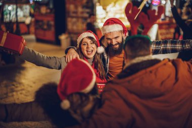 Bir grup neşeli genç arkadaşın Xmas hediyeleriyle dışarı çıkıp eğlendiği bir gece..