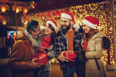 Bir grup neşeli genç arkadaşın Xmas hediyeleriyle dışarı çıkıp eğlendiği bir gece..