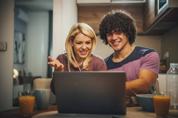 Shot Happy Couple Using Laptop Together Eating Breakfast Work Kitchen — Stock Photo, Image