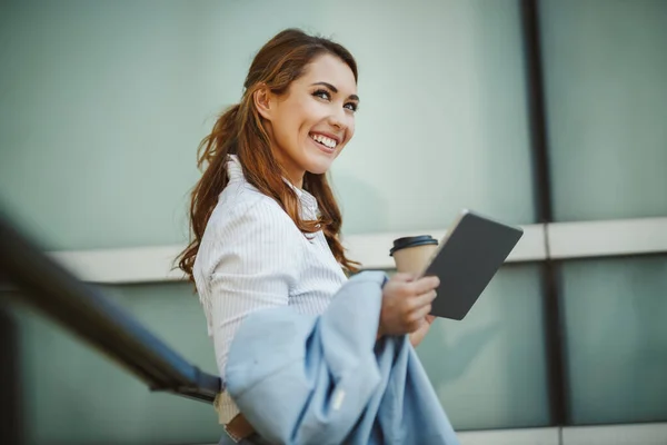 Skjuten Ung Affärskvinna Med Digital Surfplatta Utanför Kontorsbyggnad Kaffepausen — Stockfoto