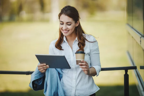 Aufnahme Einer Jungen Geschäftsfrau Mit Einem Digitalen Tablet Außerhalb Eines — Stockfoto