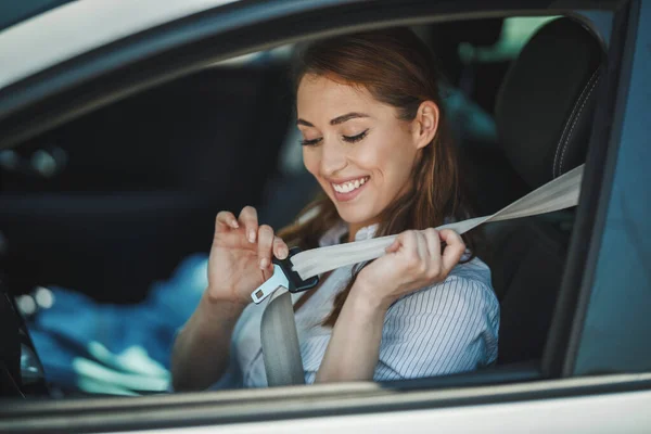 Tiro Uma Mulher Negócios Atraente Fixando Cinto Segurança Carro Antes — Fotografia de Stock