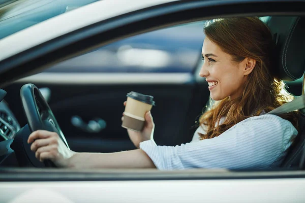 Postřelen Atraktivní Podnikatelka Drží Kávu Jít Řídit Auto Během Svého — Stock fotografie