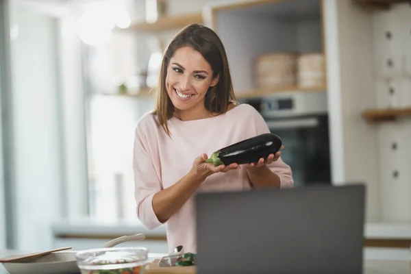 Tournage Une Jeune Femme Utilisant Ordinateur Portable Pour Faire Blog — Photo