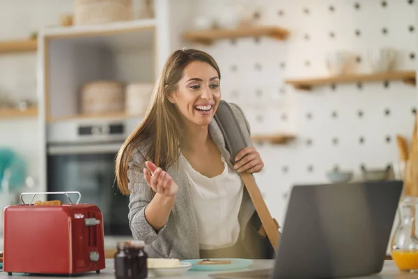 Shot Multi Tasking Young Business Woman Using Laptop Her Kitchen — Stock fotografie