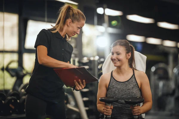 Opname Van Een Gespierde Jonge Vrouw Sportkleding Die Traint Met — Stockfoto