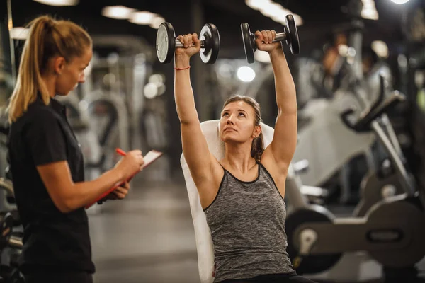 Shot Muscular Young Woman Sportswear Working Out Female Personal Trainer — Stock Photo, Image