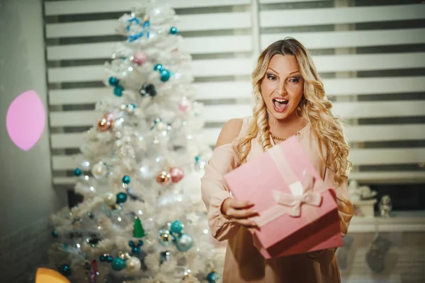 Foto Una Joven Atractiva Abriendo Regalo Navidad Por Árbol Navidad —  Fotos de Stock