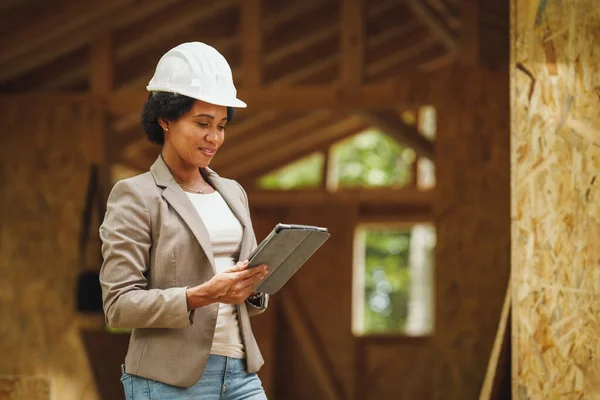 Fotografía Una Arquitecta Africana Con Casco Blanco Usando Una Tableta —  Fotos de Stock