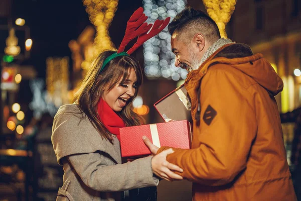Shot Attractive Girl Looking Excited Receiving Christmas Gift Her Boyfriend — Stock Photo, Image