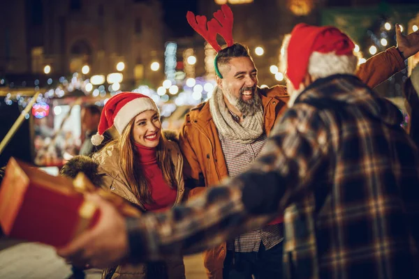 Shot Group Cheerful Young Friends Xmas Gifts Night Out — Stock Photo, Image