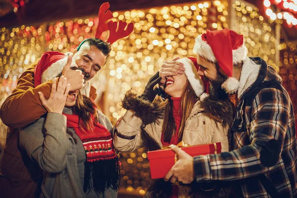 Tiro Grupo Alegres Jóvenes Amigos Con Regalos Navidad Divirtiéndose Una — Foto de Stock