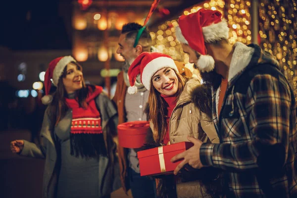 Bir grup neşeli genç arkadaşın Xmas hediyeleriyle dışarı çıkıp eğlendiği bir gece..