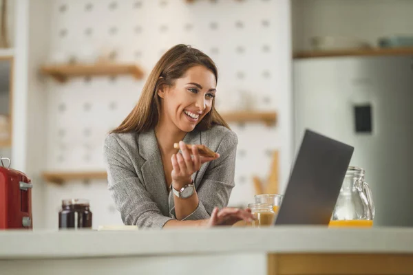 Shot Multi Tasking Young Business Woman Surfing Social Media Having — Stock fotografie