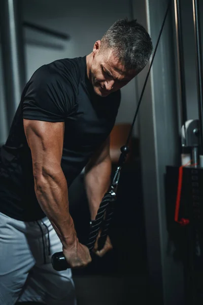 Skjuten Muskulös Kille Sportkläder Som Tränar Gymmet Han Gör Kabeltriceps — Stockfoto