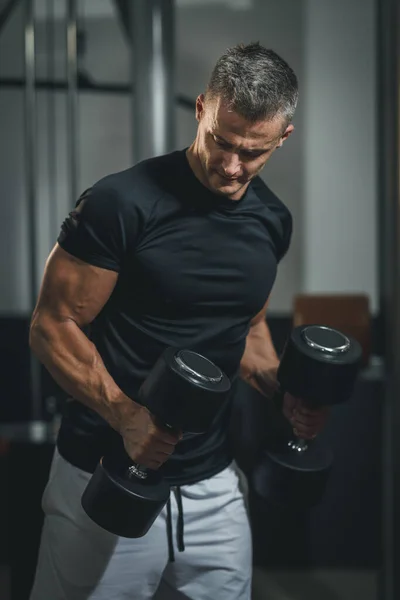 Una Foto Tipo Musculoso Ropa Deportiva Haciendo Ejercicio Duro Entrenamiento —  Fotos de Stock