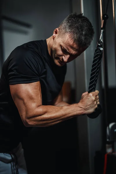 Tipo Musculoso Ropa Deportiva Haciendo Ejercicio Gimnasio Está Haciendo Tirones —  Fotos de Stock