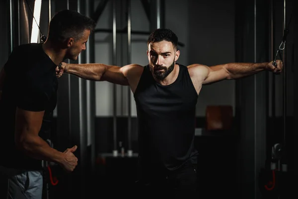 Skjuten Muskulös Kille Sportkläder Som Tränar Med Personlig Tränare Gymmet — Stockfoto