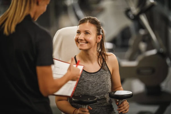 Skjuten Muskulös Ung Kvinna Sportkläder Tränar Med Kvinnlig Personlig Tränare — Stockfoto