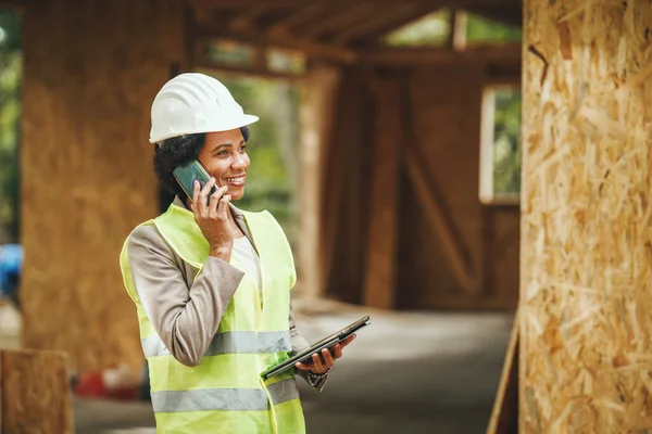 Tiro Uma Arquiteta Africana Usando Smartphone Verificando Local Construção Uma — Fotografia de Stock