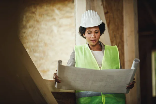 Prise Vue Une Architecte Africaine Vérifiant Les Plans Sur Chantier — Photo