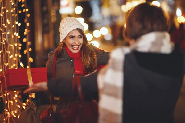 Neşeli Iki Genç Kadın Noel Gecesi Şehir Sokağında Eğleniyorlar Gülüyorlar — Stok fotoğraf