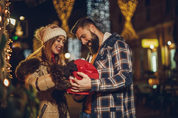 Çekici Bir Kızın Sevgilisinden Noel Hediyesi Aldıktan Sonra Heyecanlı Görünmesi — Stok fotoğraf